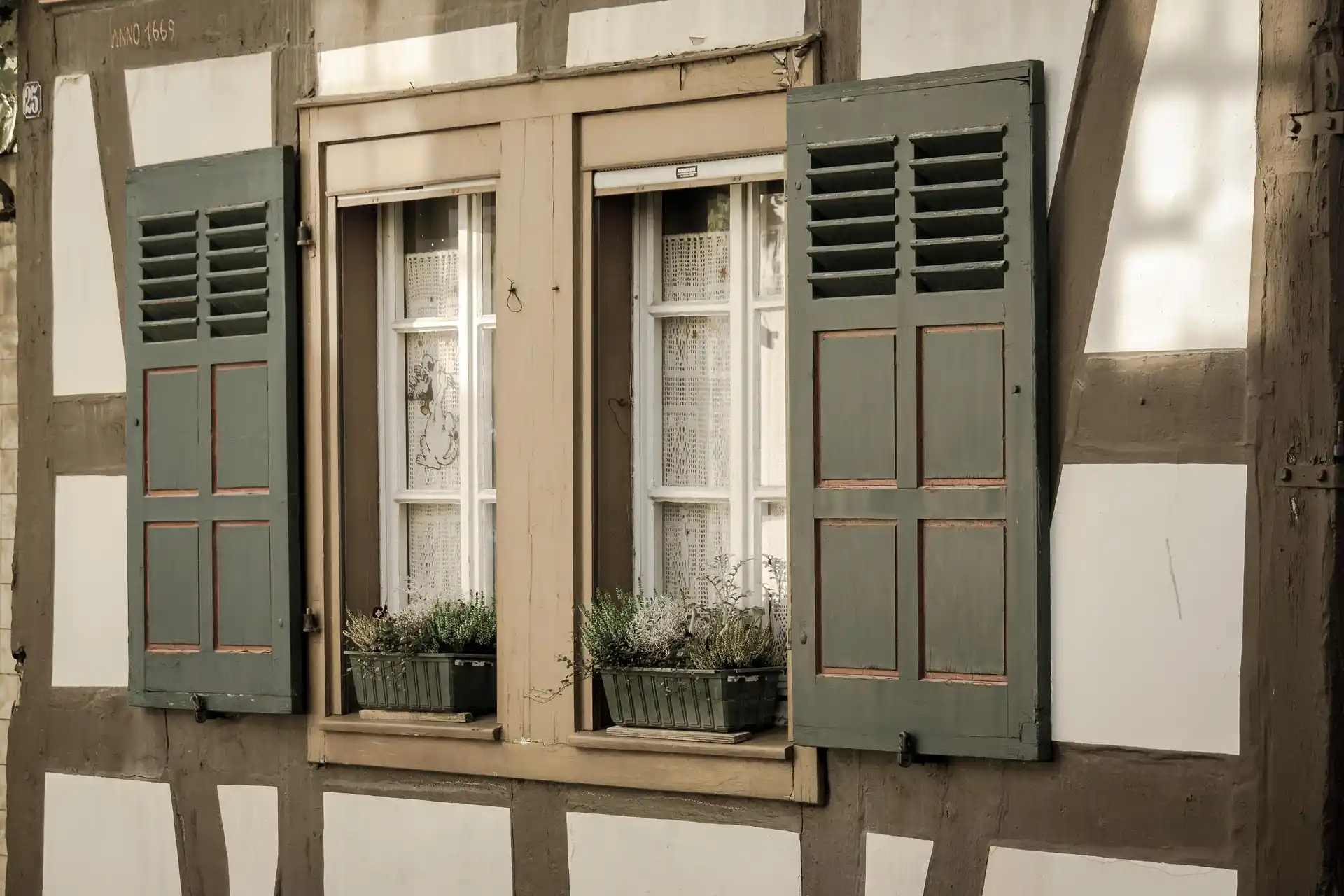 Fenêtres et volets en bois sur la façade d’une maison traditionnelle
