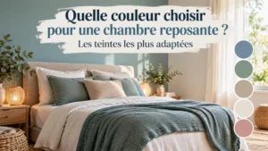 Chambre lumineuse avec grand lit, coussins bleu et beige, couverture bleue et plantes sur table de chevet, lumière naturelle.